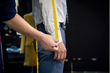 臻上服裝定制服飾為都市商務(wù)精英團(tuán)隊塑造整